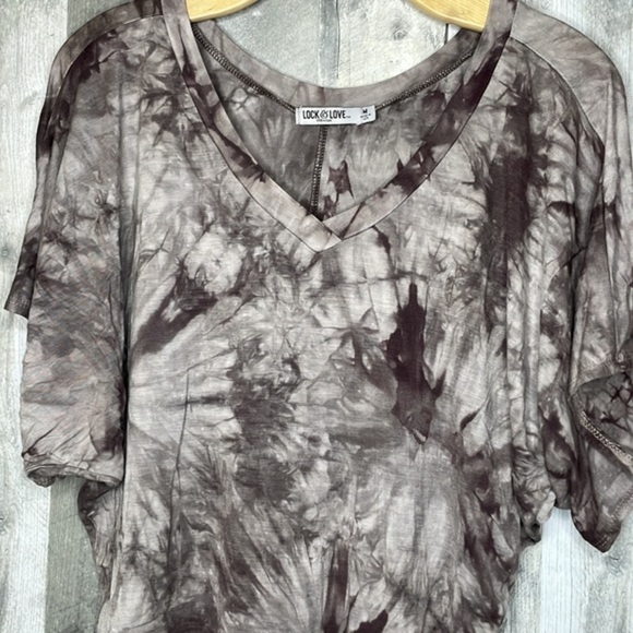 LOCK & Love short sleeve v-neck tee shirt.  Tapered fit. Super soft. Size medium - Picture 3 of 11